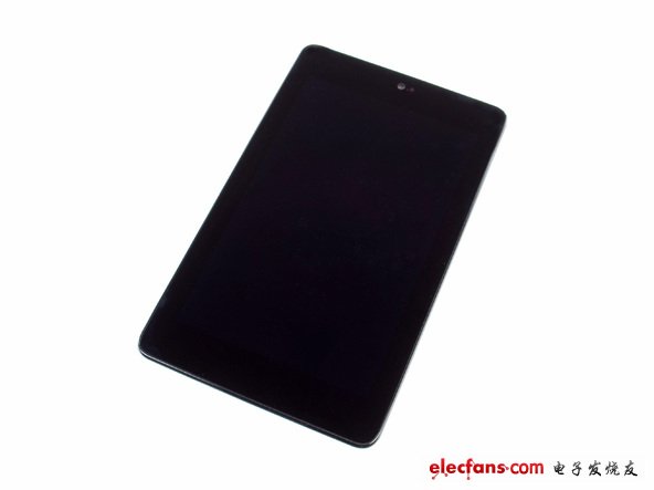 谷歌Nexus 7內(nèi)部主要硬件組成：8 or 16 GB 硬盤；1 GB RAM；四核Tegra 3處理器