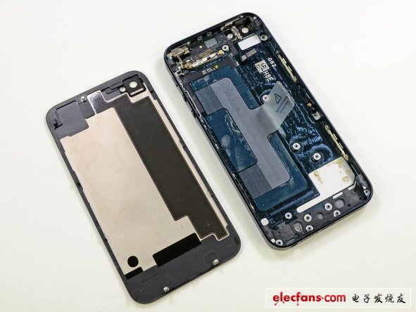 盡管在iphone5的機(jī)殼上還有一些元器件在，但是還是非常的輕