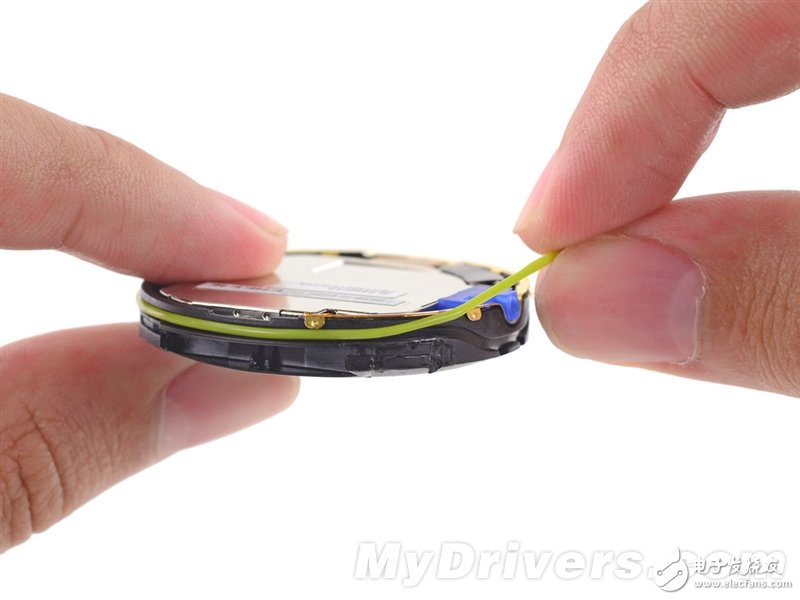 Moto 360暴力拆解：足以秒殺Apple Watch的智能手表？