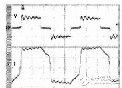 圖3 　使用普通功率母排時變壓器初級電壓、電流波形